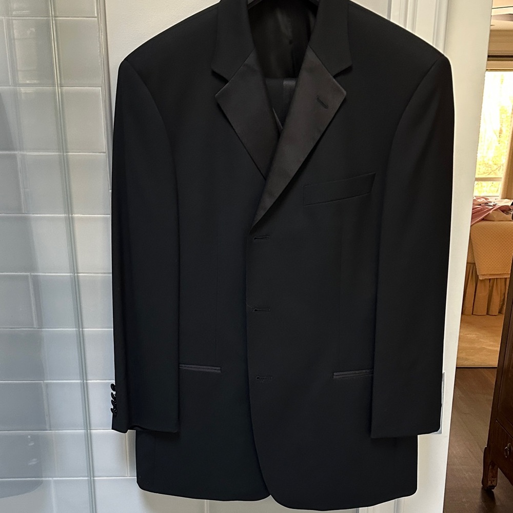 Hugo Boss Tuxedo like new. 3 button 42S 
3 pcs: jacket,vest & pants. Worn once